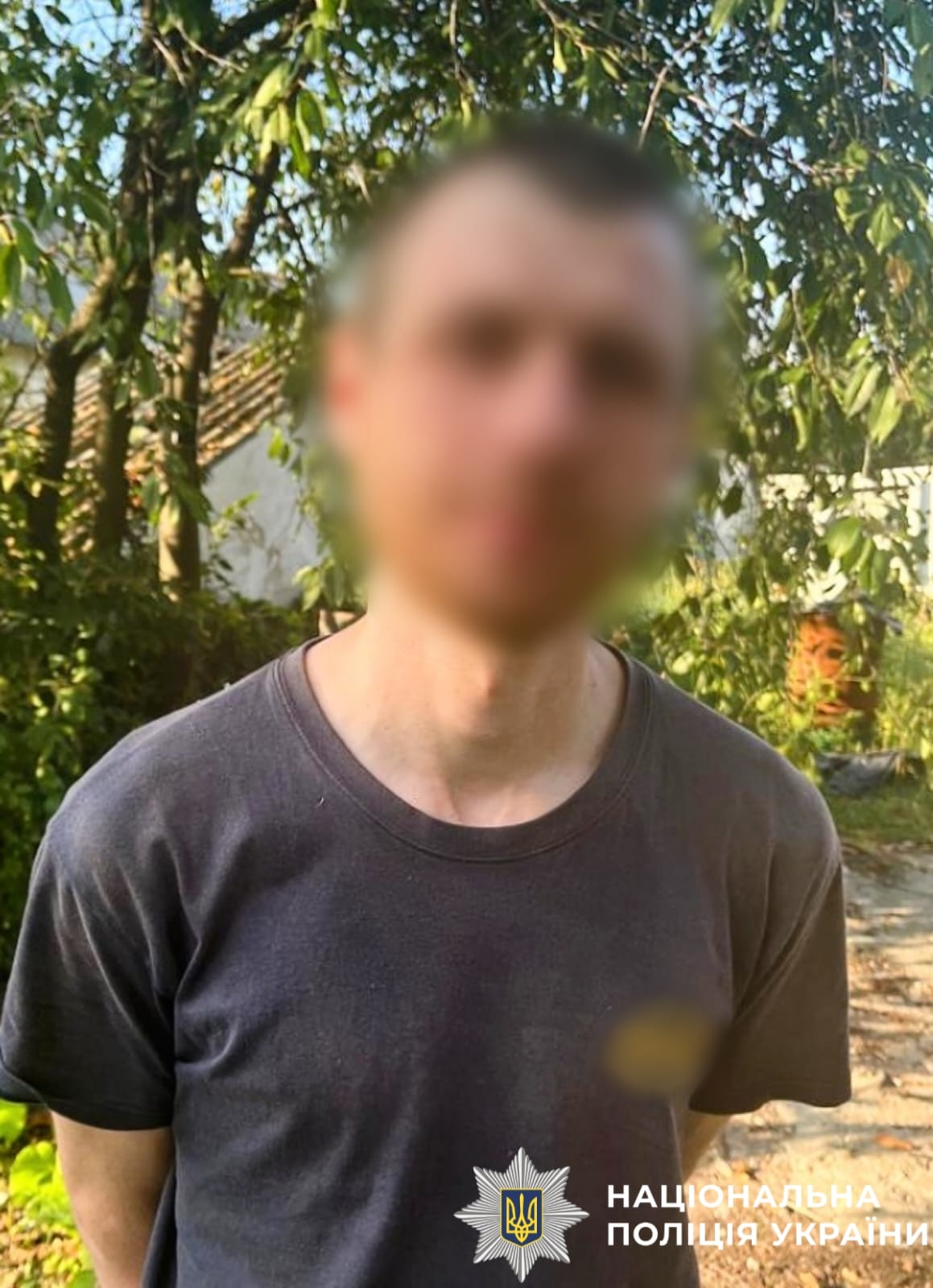 На фото зображений затриманий.