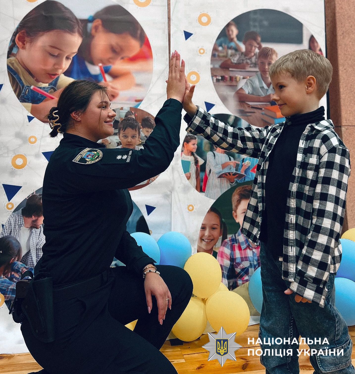 На фото зображені поліцейська та хлопчик.