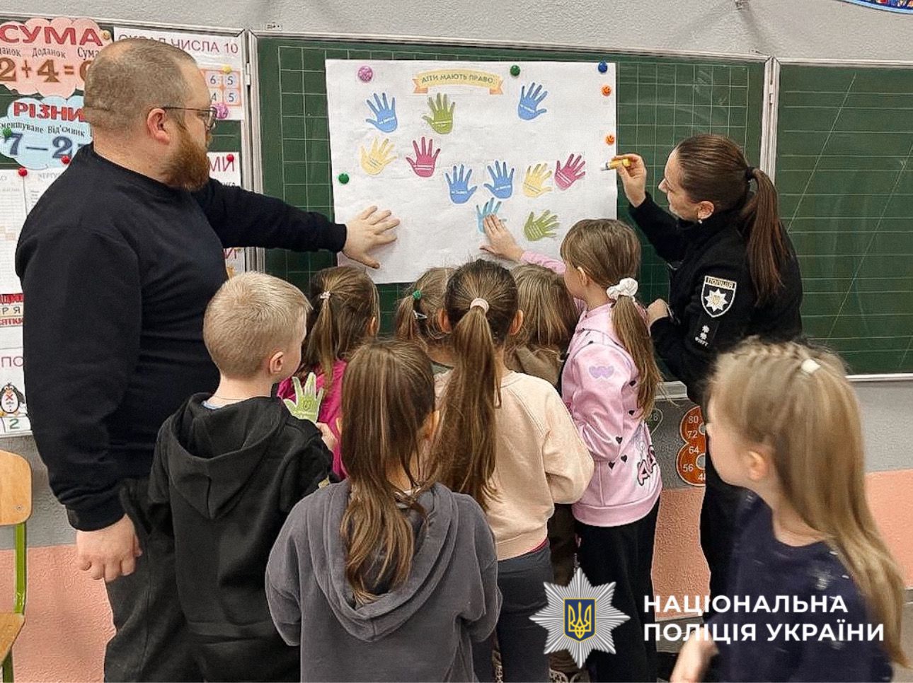 На фото зображені учаники зустрічі.