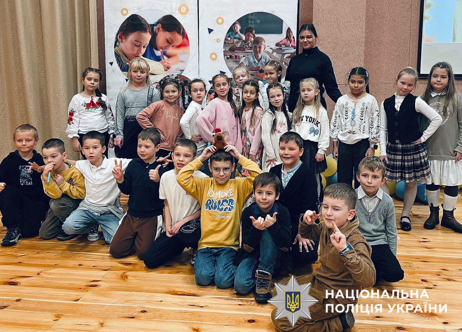 На фото зображені учаники зустрічі.