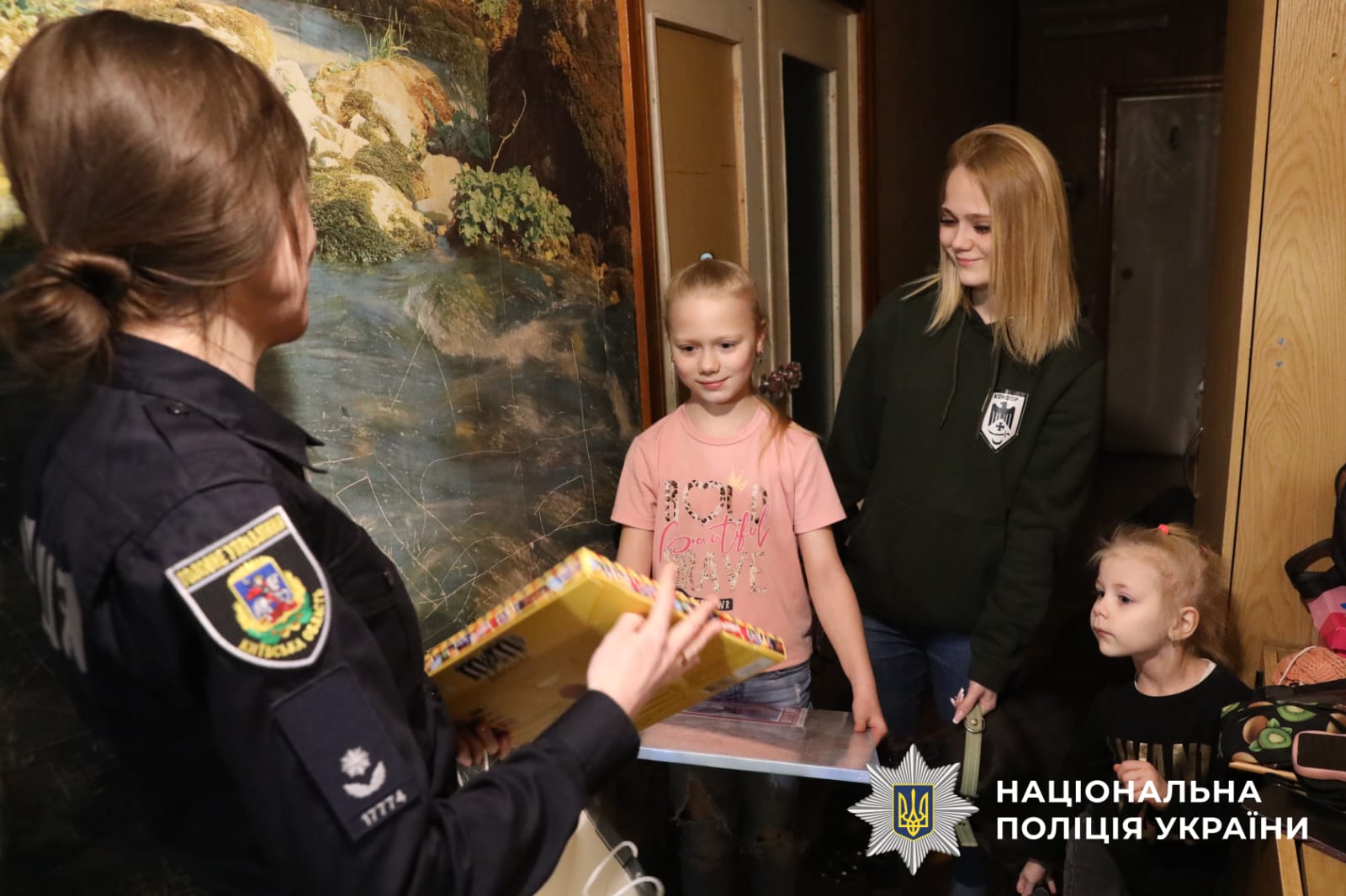 На фото зображені поліцейські та діти.