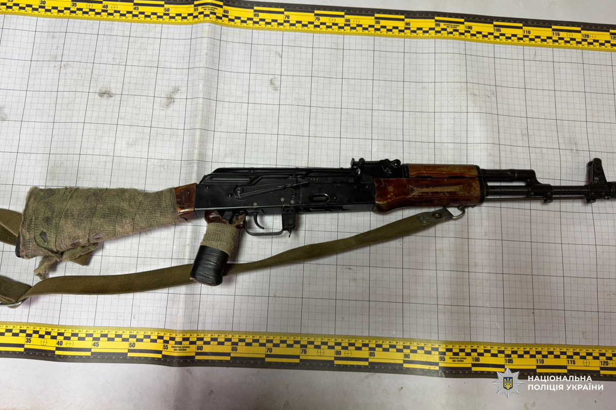 Автомат АК у службовому приміщенні.