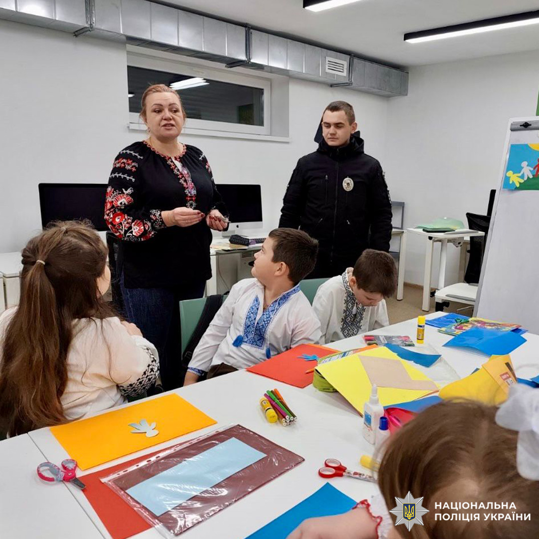 Поліцейський спілкується з дітьми в класі. Освітній захід про безпеку та правосвідомість.