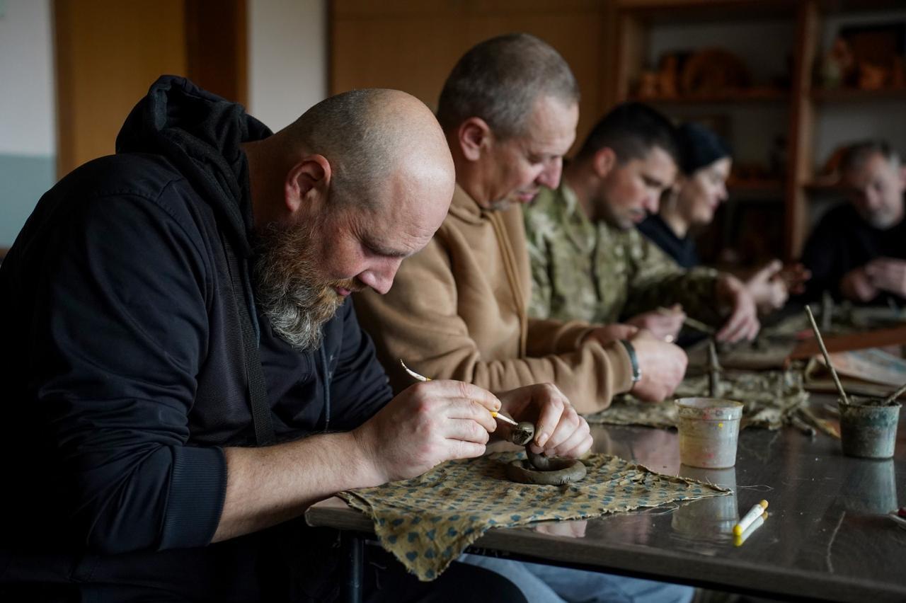 Ветерани виготовляють глиняні фігури