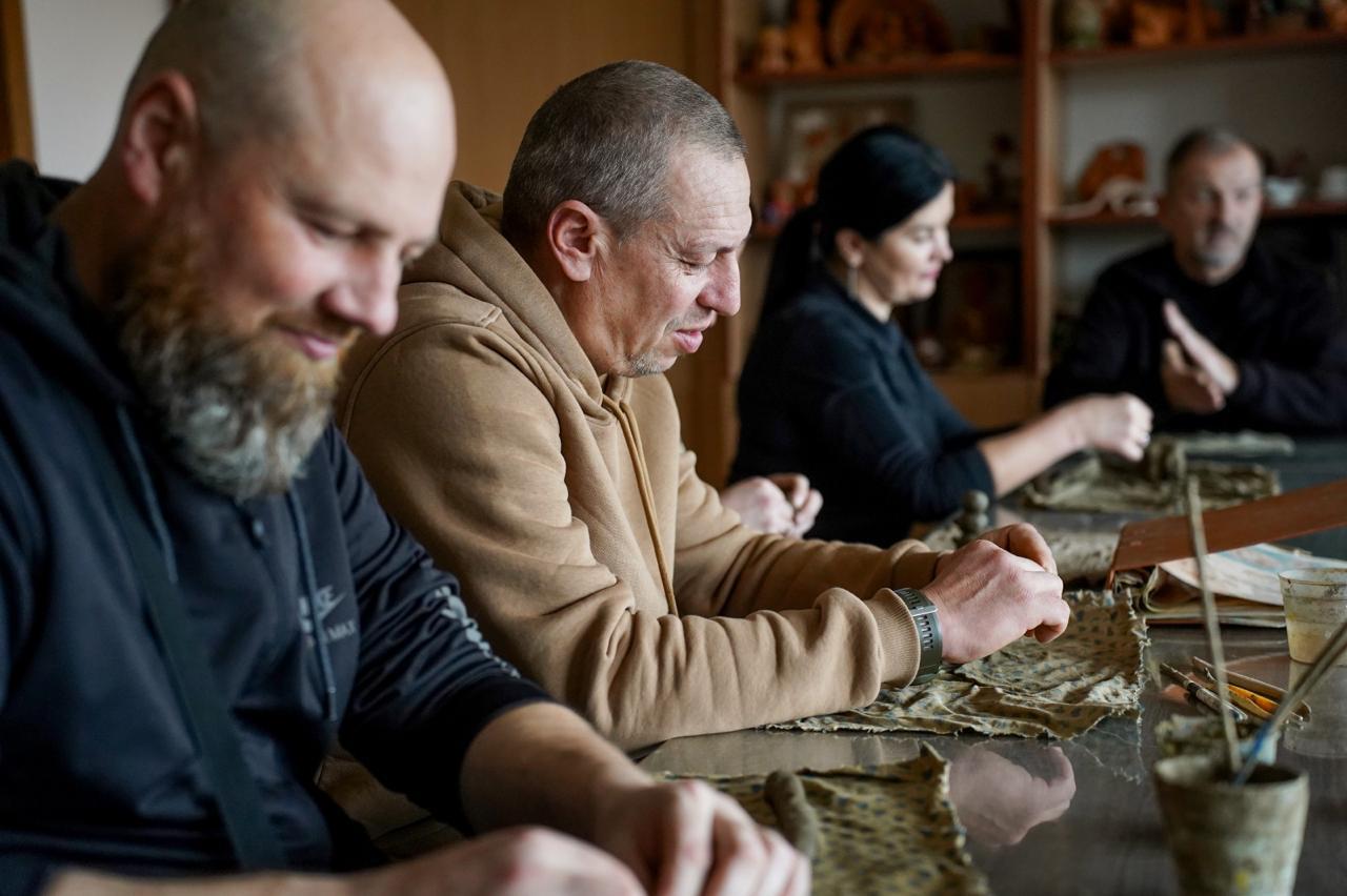 Ветерани виготовляють глиняні фігури