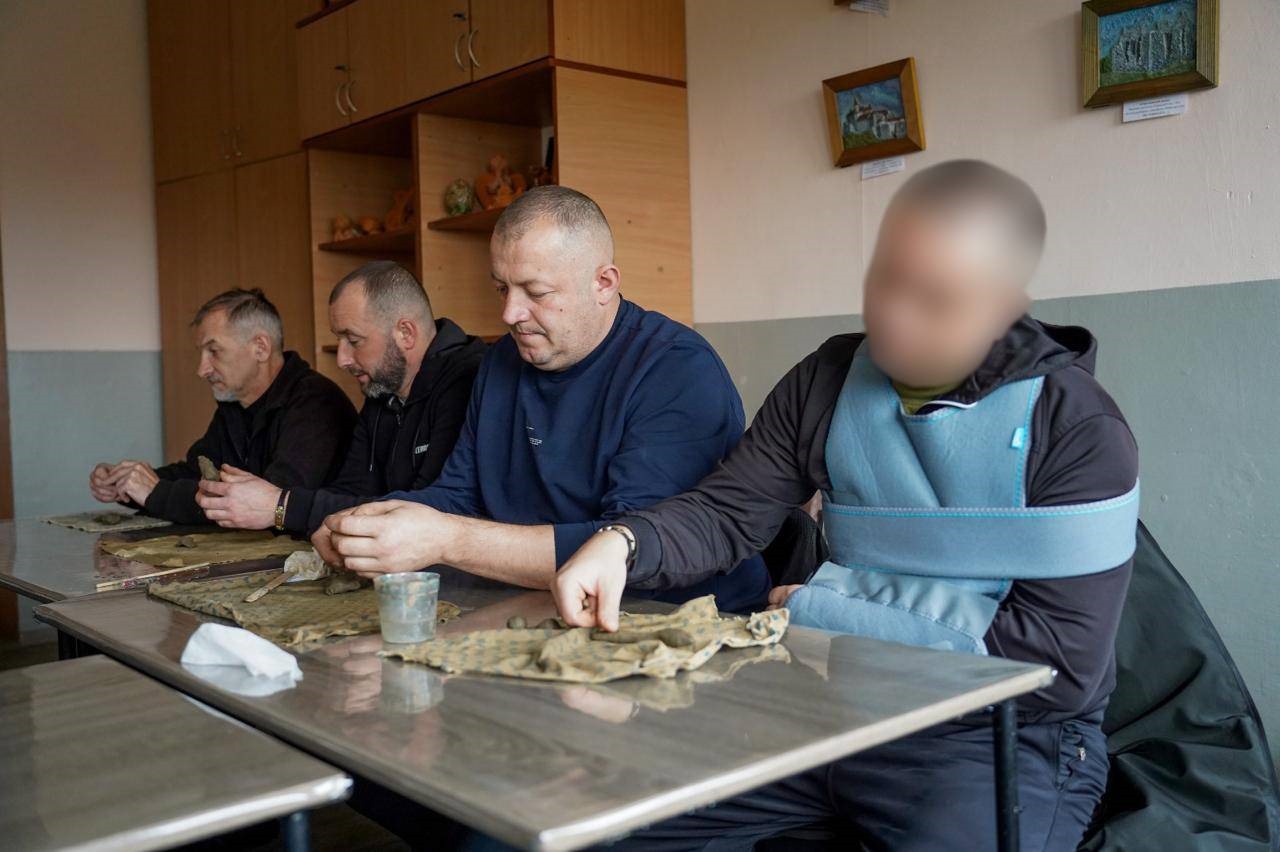 Ветерани виготовляють глиняні фігури