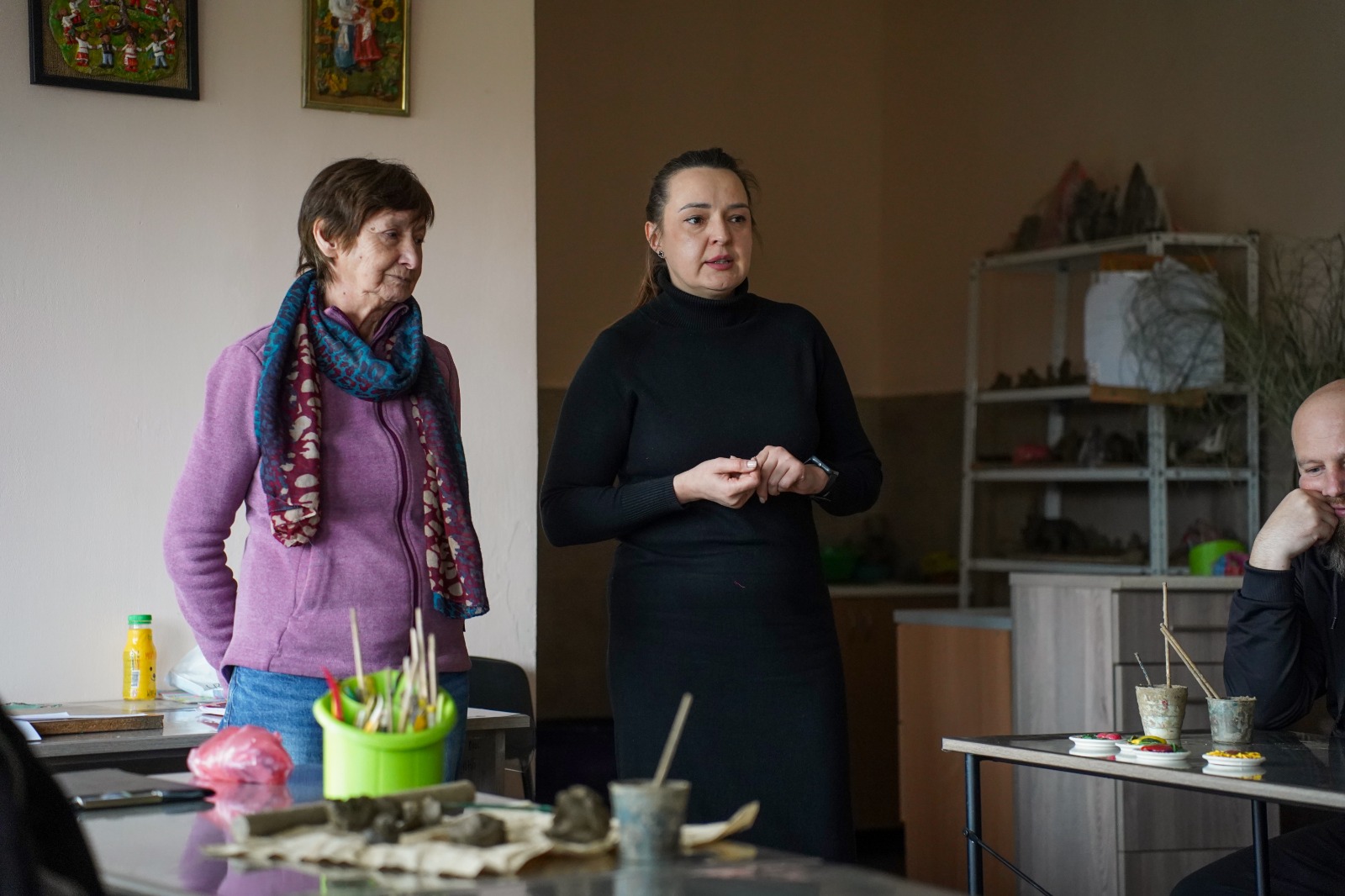 Віолета Колісник та викладач розповідають про глинотерапію ветеранам