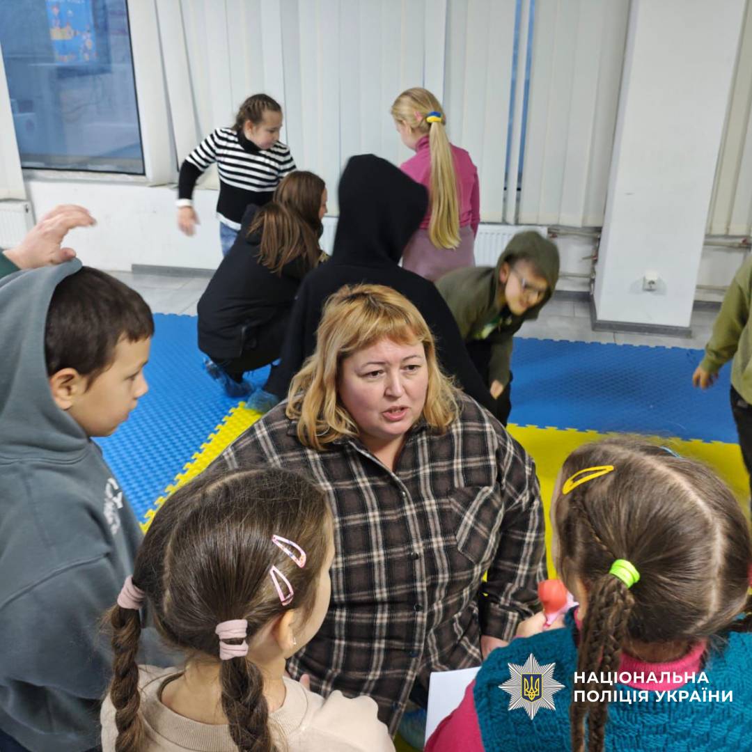 Поліцейські психологи Харківщини привітали малечу приватної школи «Академія щастя» з Всесвітнім днем дитини