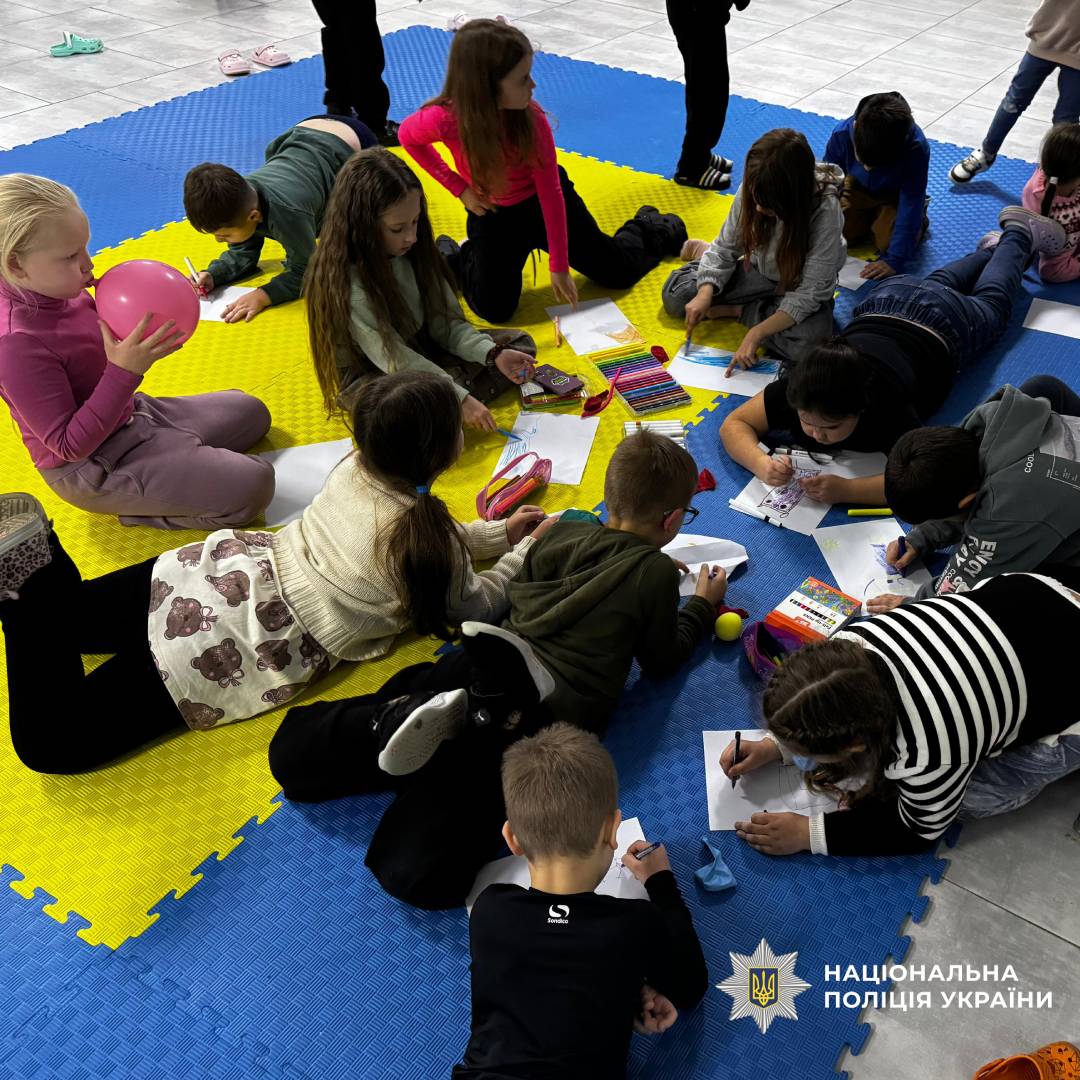 Поліцейські психологи Харківщини привітали малечу приватної школи «Академія щастя» з Всесвітнім днем дитини
