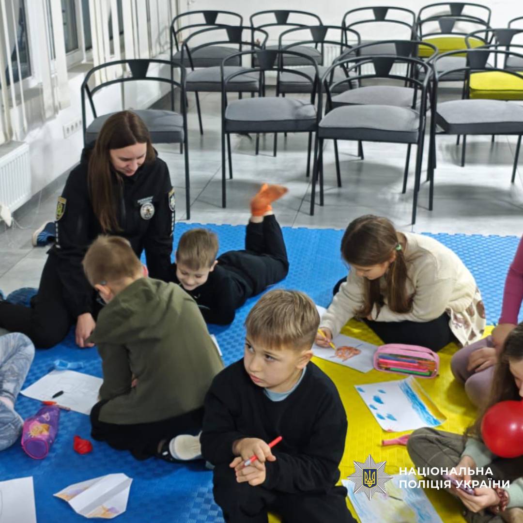 Поліцейські психологи Харківщини привітали малечу приватної школи «Академія щастя» з Всесвітнім днем дитини