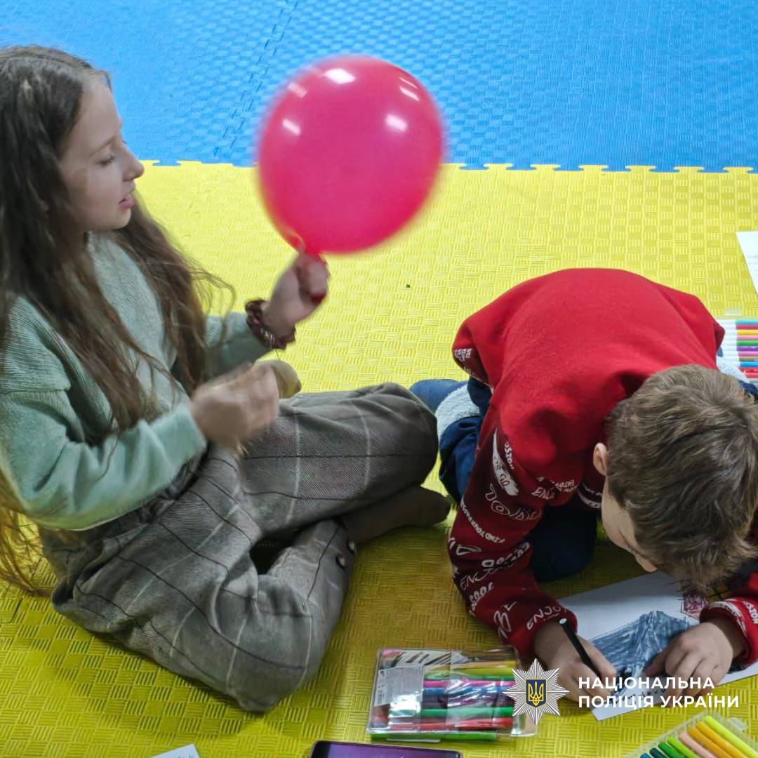 Поліцейські психологи Харківщини привітали малечу приватної школи «Академія щастя» з Всесвітнім днем дитини