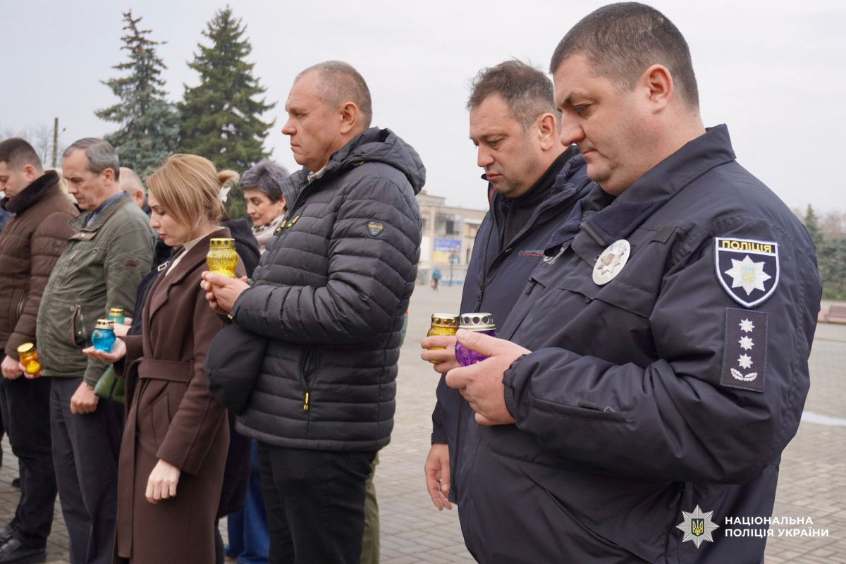 Люди з лампадками в руках вшановують пам’ять загиблих. Поліцейські та цивільні об’єднані скорботою.