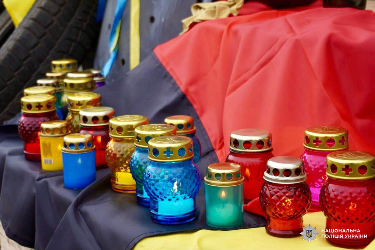 Кольорові лампадки на синьо-жовтому та червоно-чорному, символи пам’яті, болю й боротьби.