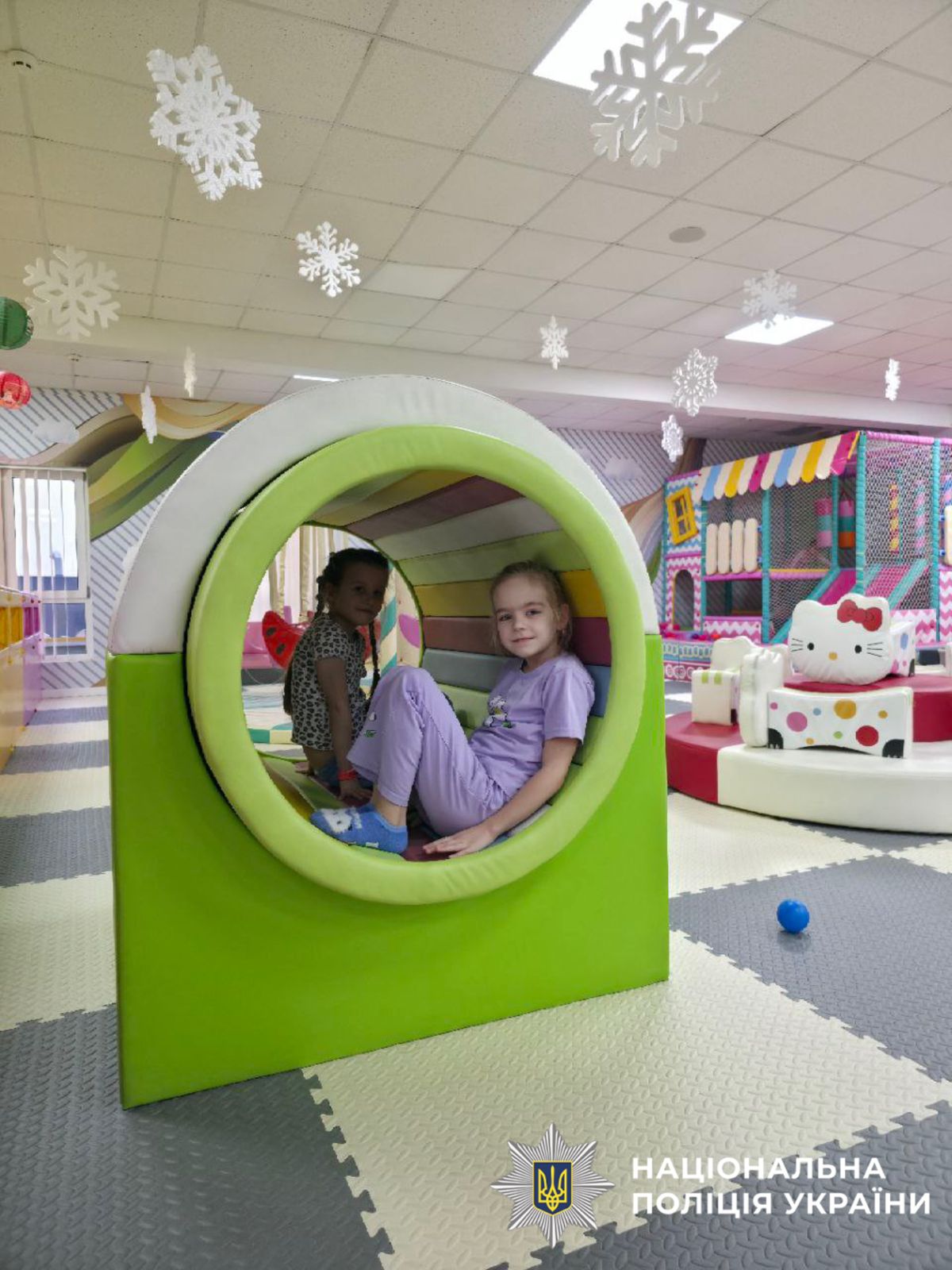 На фотографії зображені діти захисників, яким працівники поліції Київської області організували візит до одного із розважальних центрів столиці.