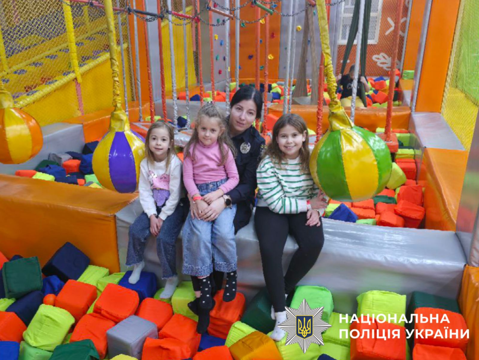 На фотографії зображені діти захисників, яким працівники поліції Київської області організували візит до одного із розважальних центрів столиці.