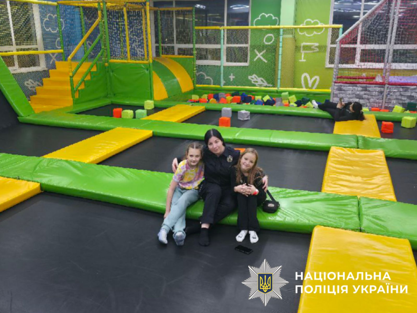 На фотографії зображені діти захисників, яким працівники поліції Київської області організували візит до одного із розважальних центрів столиці.