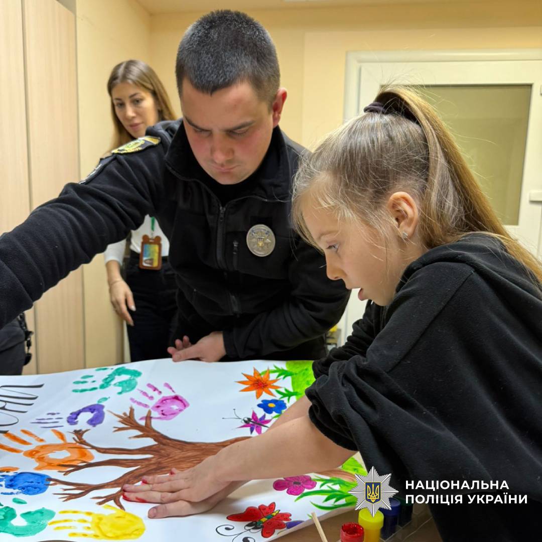 На Харківщині діти та поліцейські створили символічне «Дерево єднання»