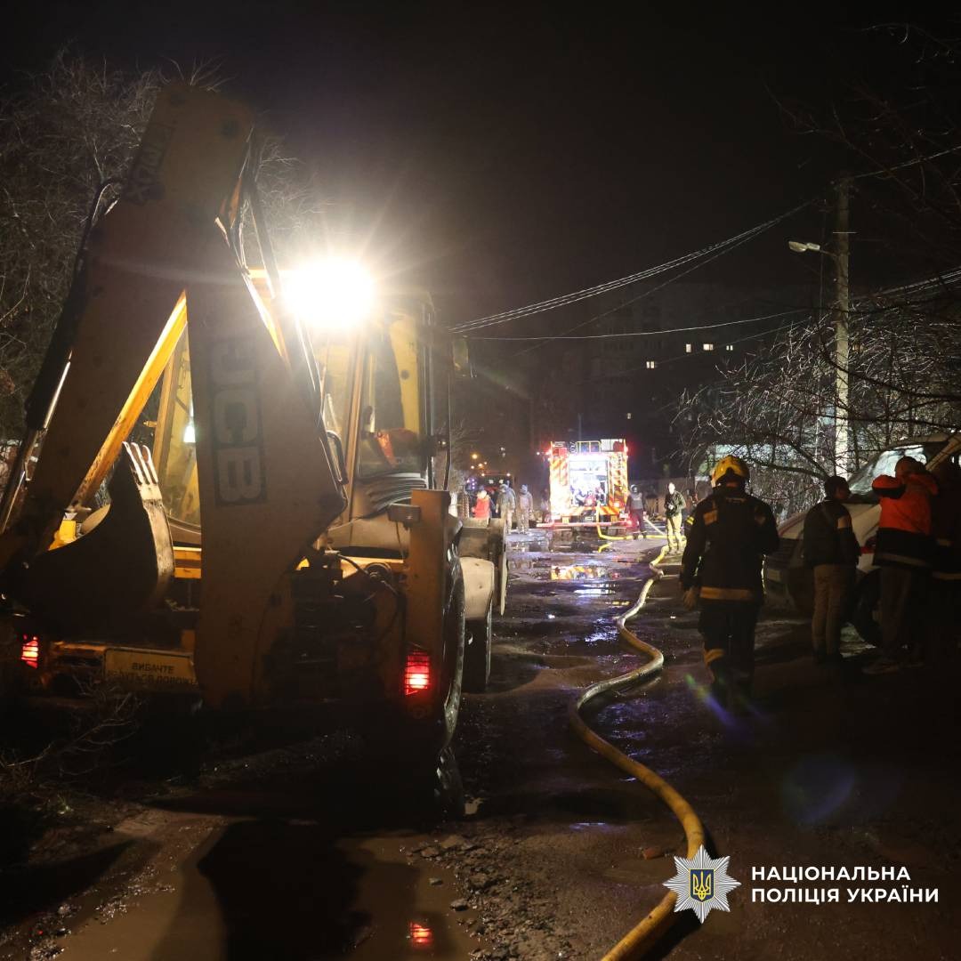 Екскаватор, пожежні машини, прокладені рукави, калюжі та багно. На місці працюють рятувальники та поліцейські.