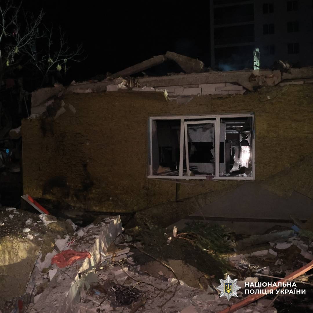 Зруйнована будівля вночі після ймовірного вибуху: частина стіни обвалена, всередині видно уламки та пошкоджені вікна.