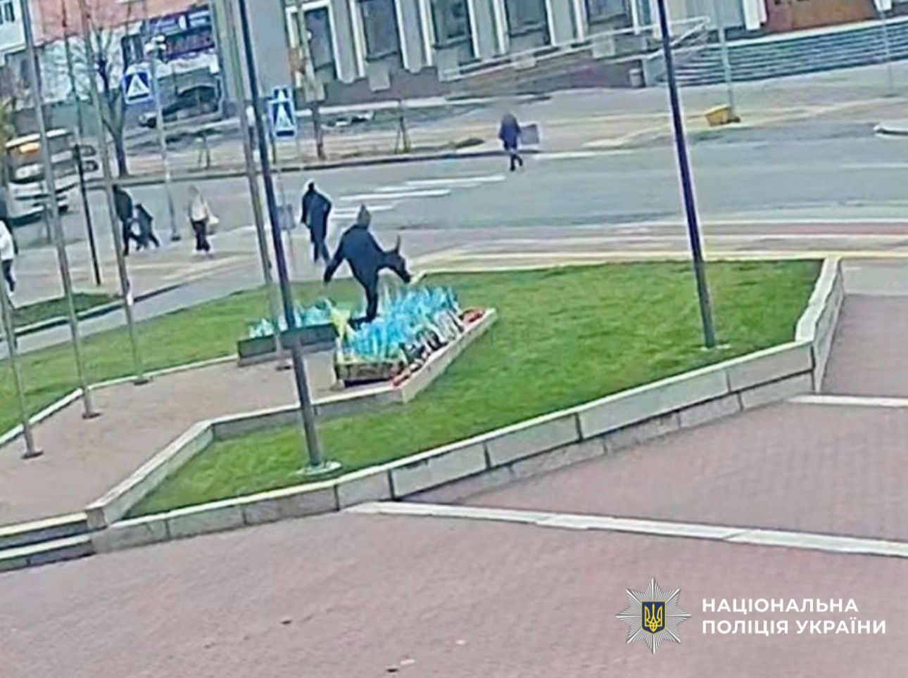 На фото знімок з камери спостреження, де зловмисник вчиняє хуліганські дії.