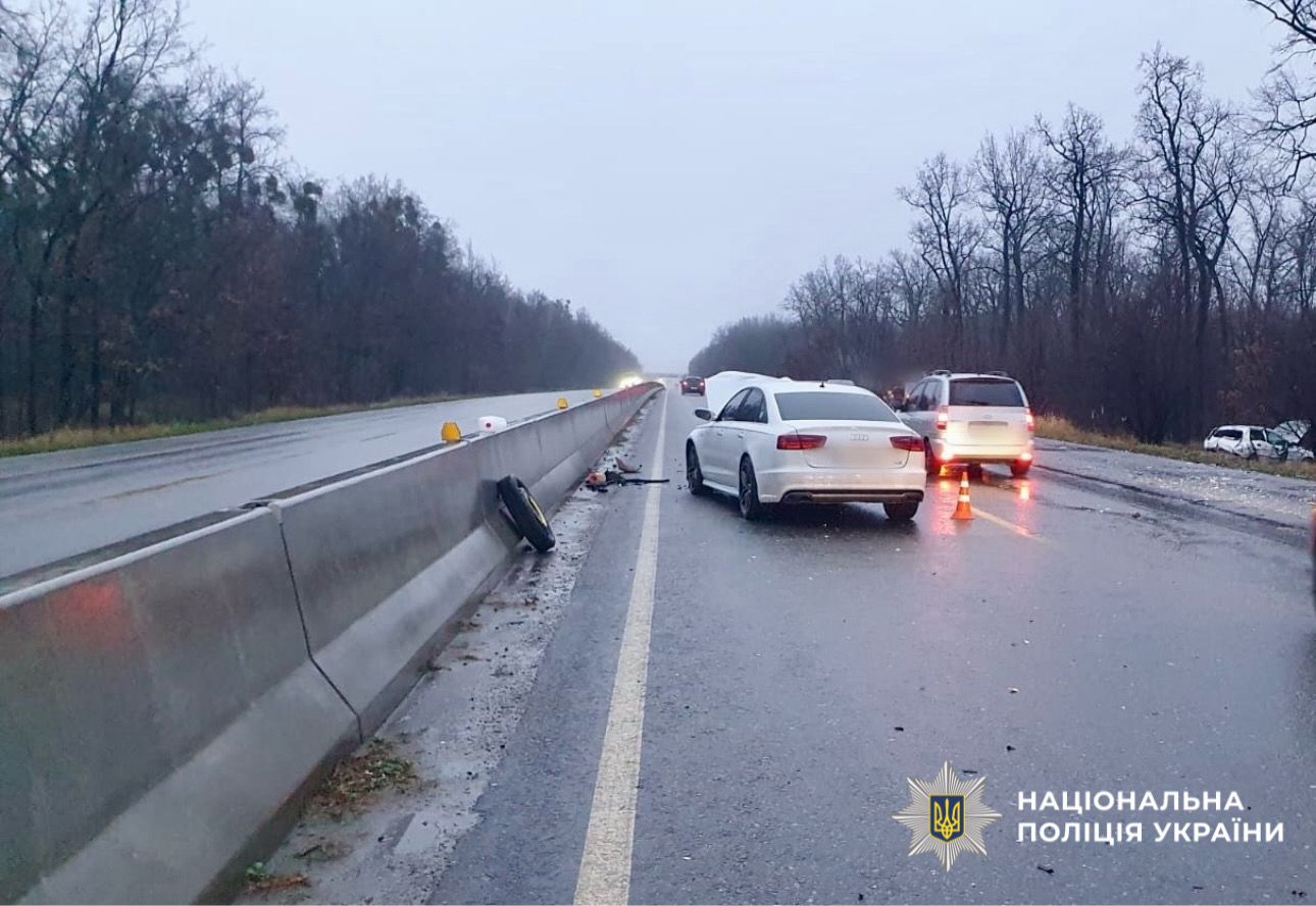 На фото зображено пошкоджений автомобіль.