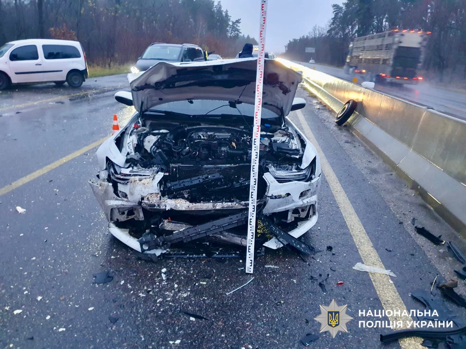 На фото зображено пошкоджений автомобіль.