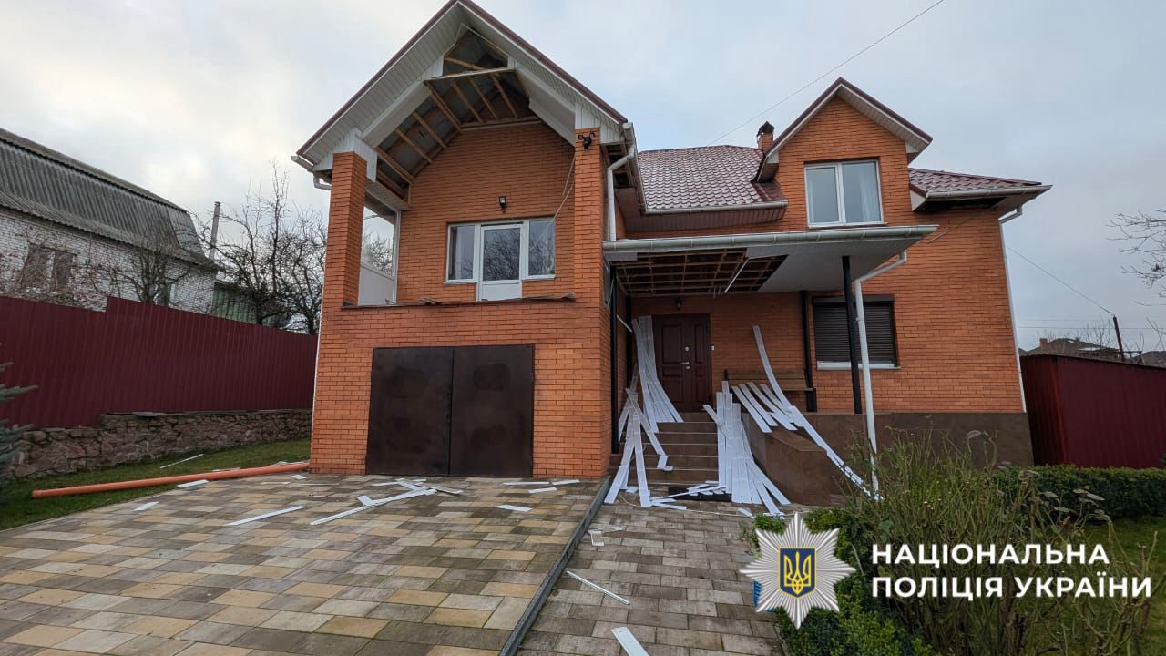 На фото зображений пошкоджений приватний будинок.