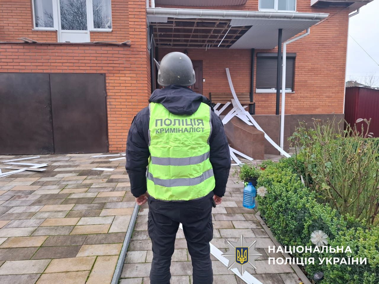 На фото зображентий поліцейський який документує наслідки атаки.