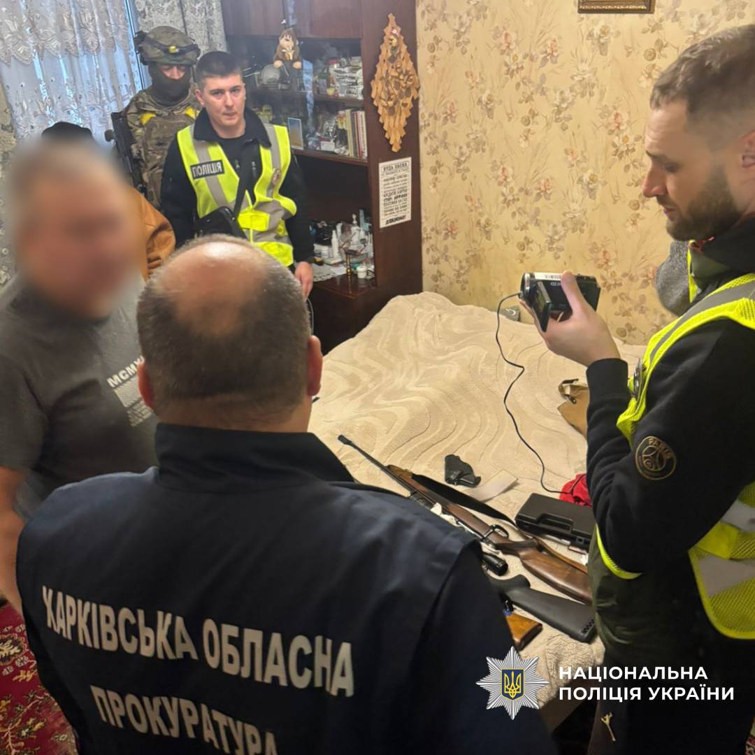 Поліцейські виявили арсенал зброї під час санкціонованого обшуку у мешканця Слобідського району