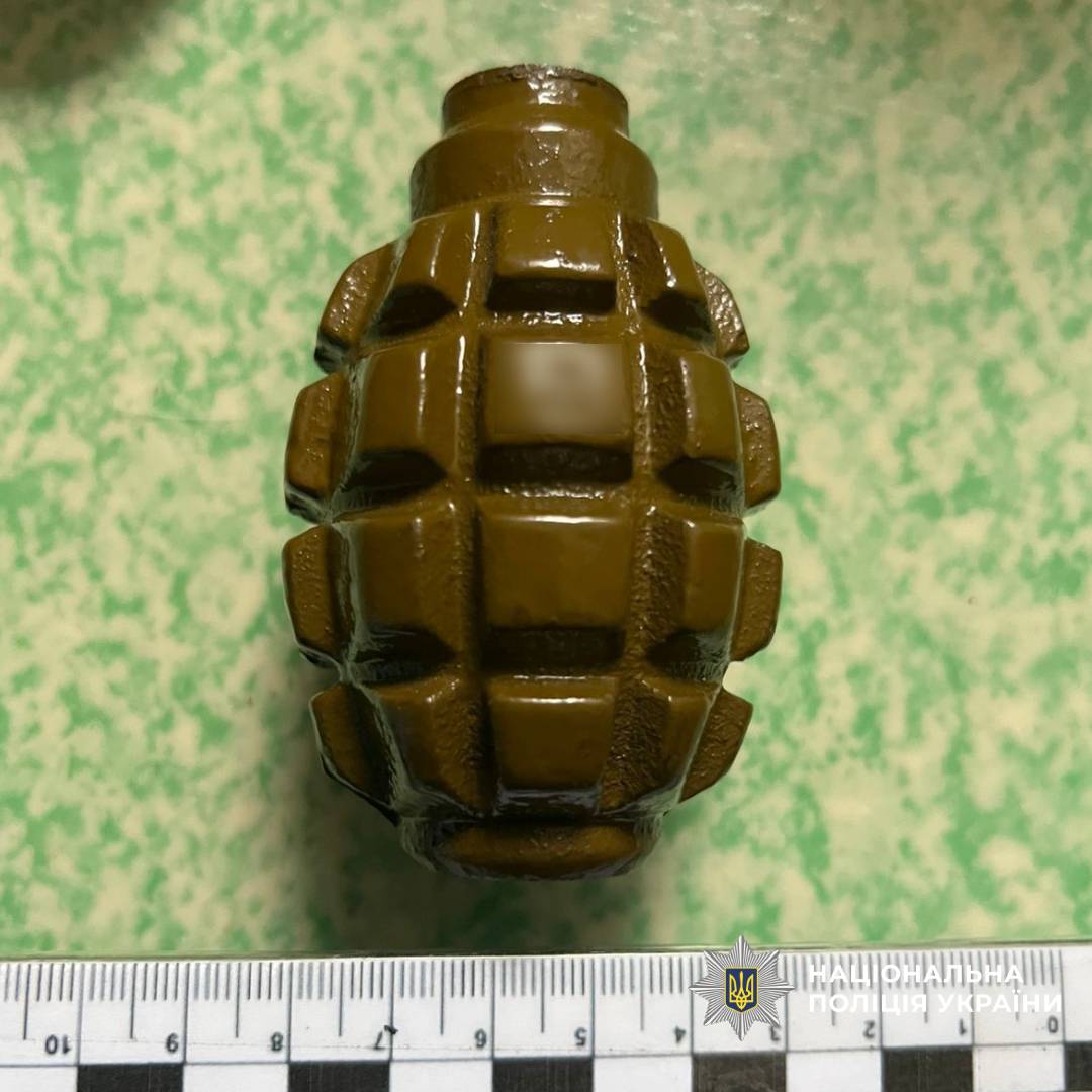 Поліцейські виявили арсенал зброї під час санкціонованого обшуку у мешканця Слобідського району