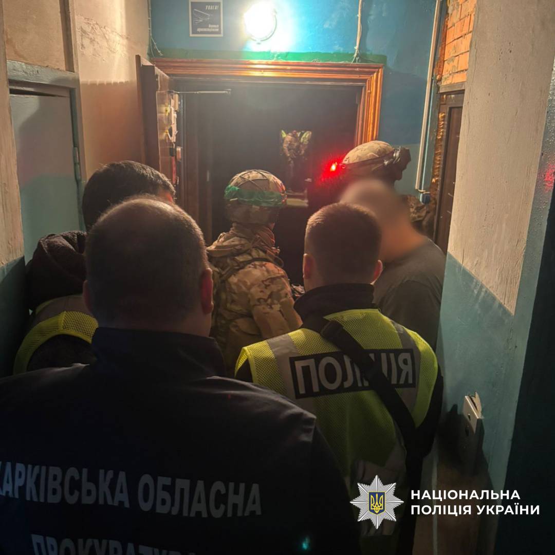 Поліцейські виявили арсенал зброї під час санкціонованого обшуку у мешканця Слобідського району