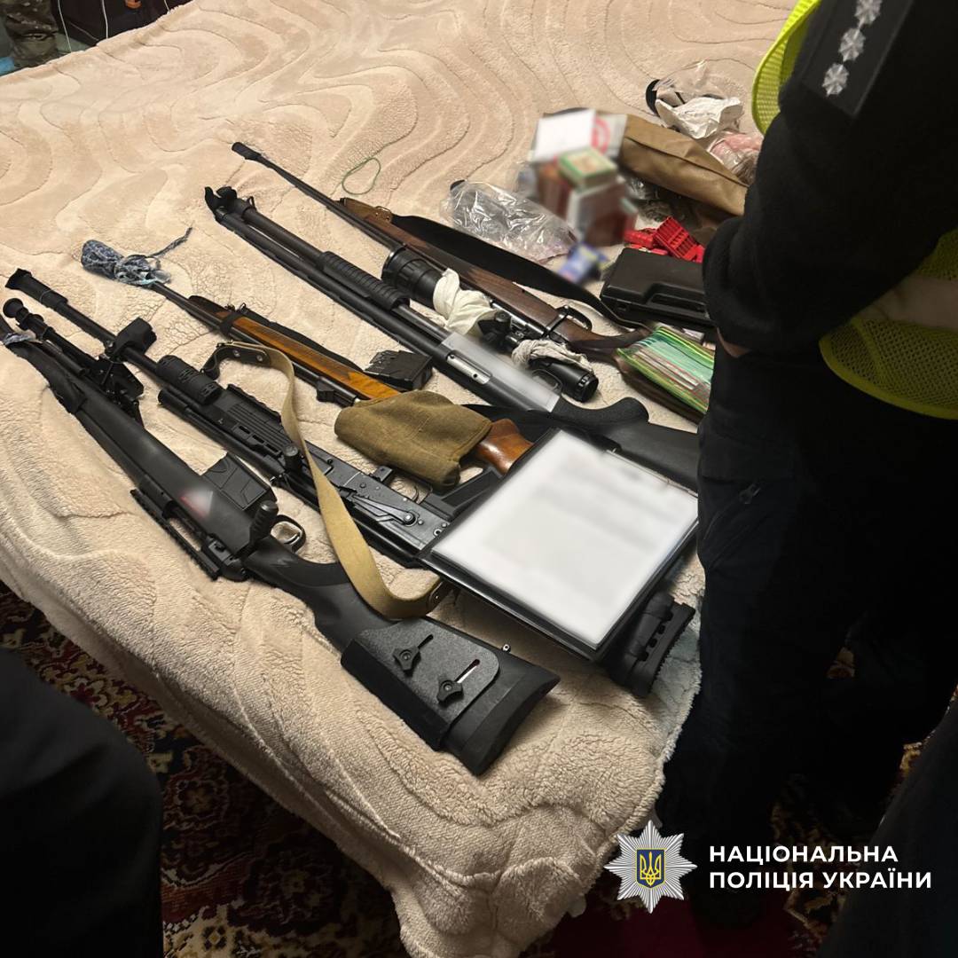 Поліцейські виявили арсенал зброї під час санкціонованого обшуку у мешканця Слобідського району