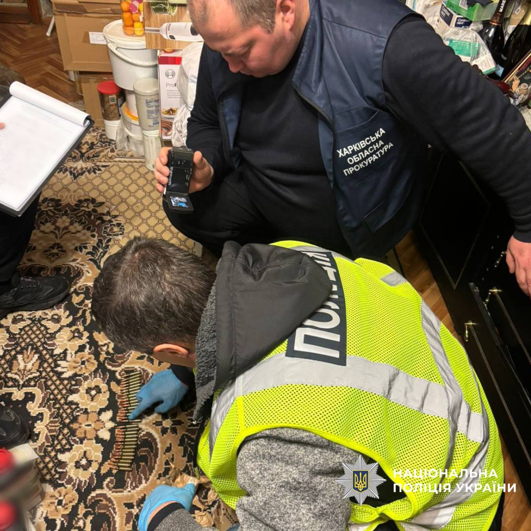 Поліцейські виявили арсенал зброї під час санкціонованого обшуку у мешканця Слобідського району