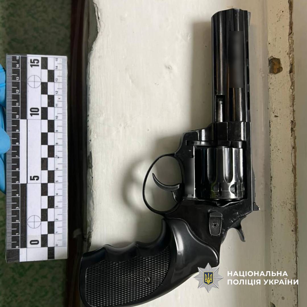 Поліцейські виявили арсенал зброї під час санкціонованого обшуку у мешканця Слобідського району