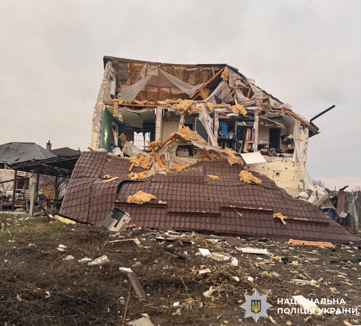 На фото зображений пошкоджений приватний будинок.