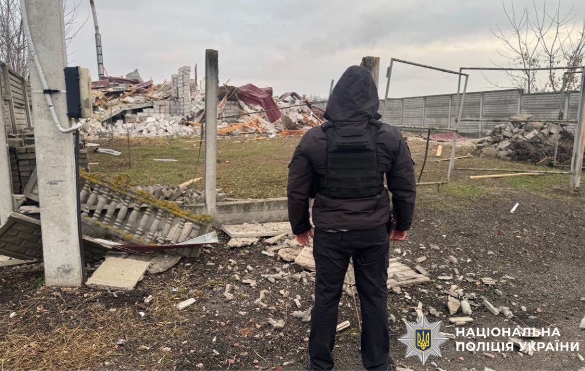 На фото зображентий поліцейський який документує наслідки атаки.