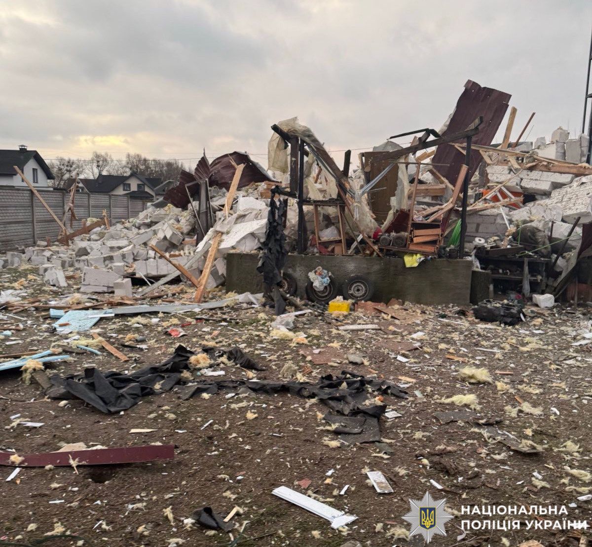 На фото зображений пошкоджений приватний будинок.