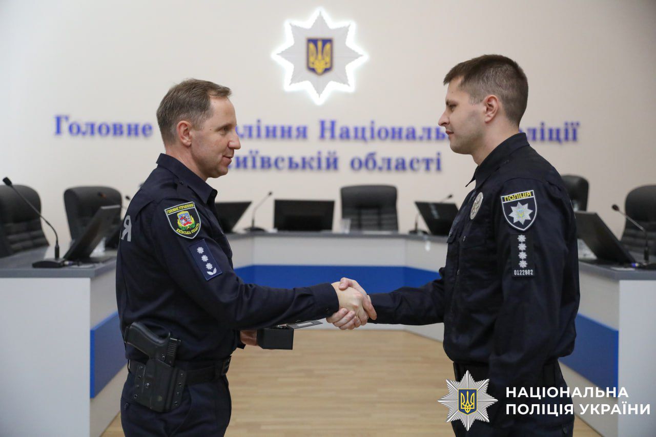 На фото керівник слідчого управління та поліцейський.