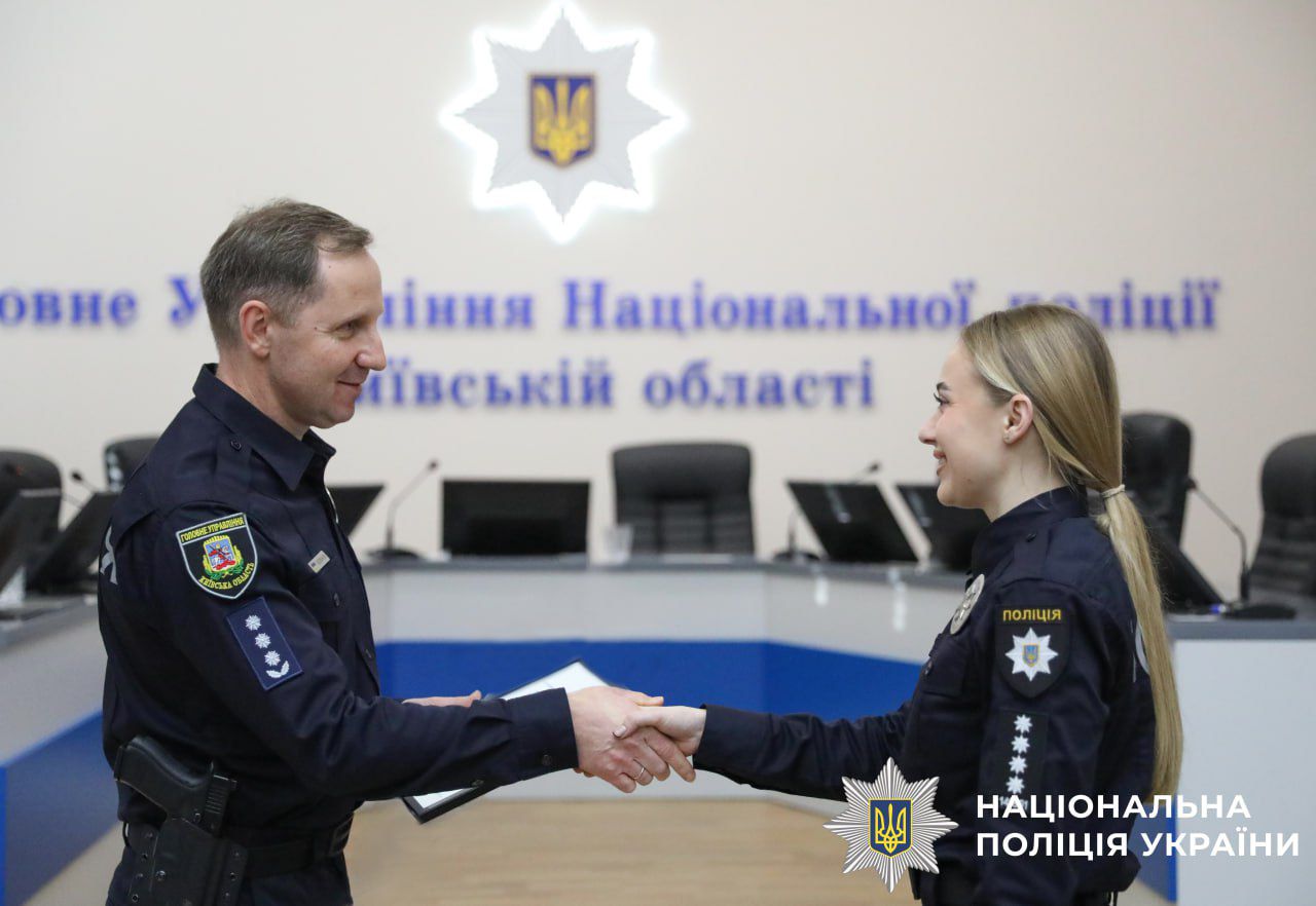 На фото керівник слідчого управління та поліцейська.