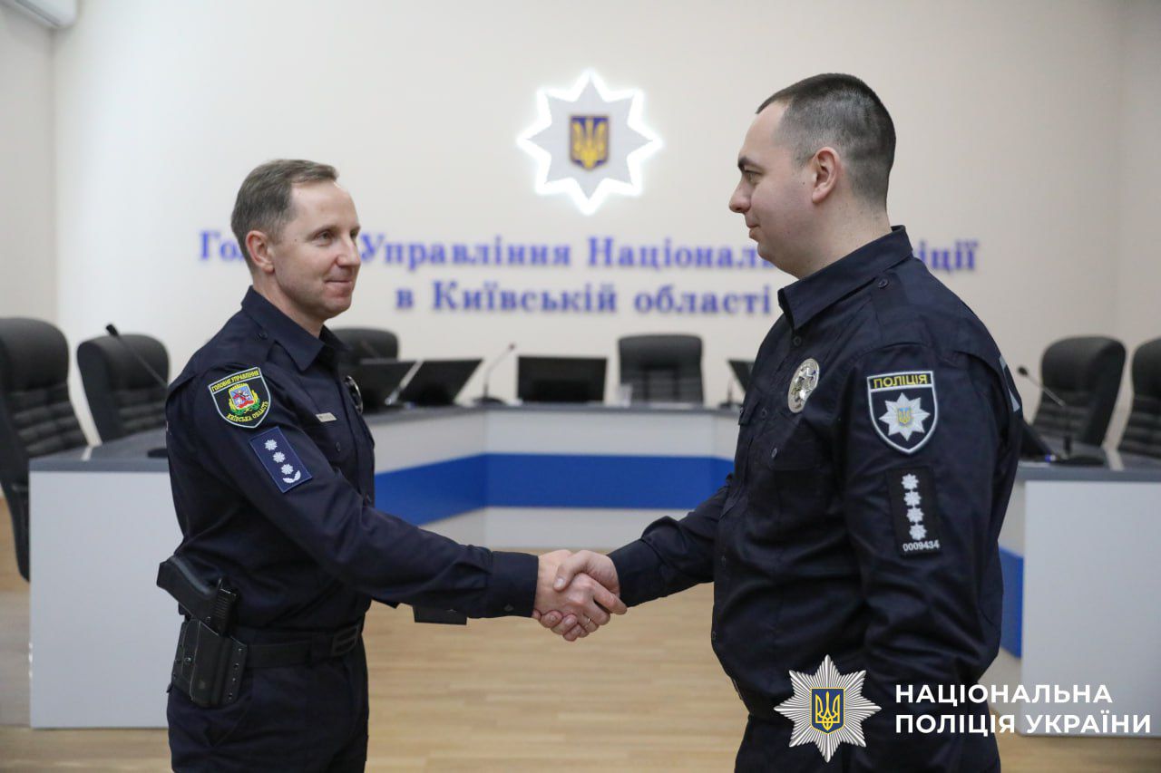 На фото керівник слідчого управління та поліцейський.