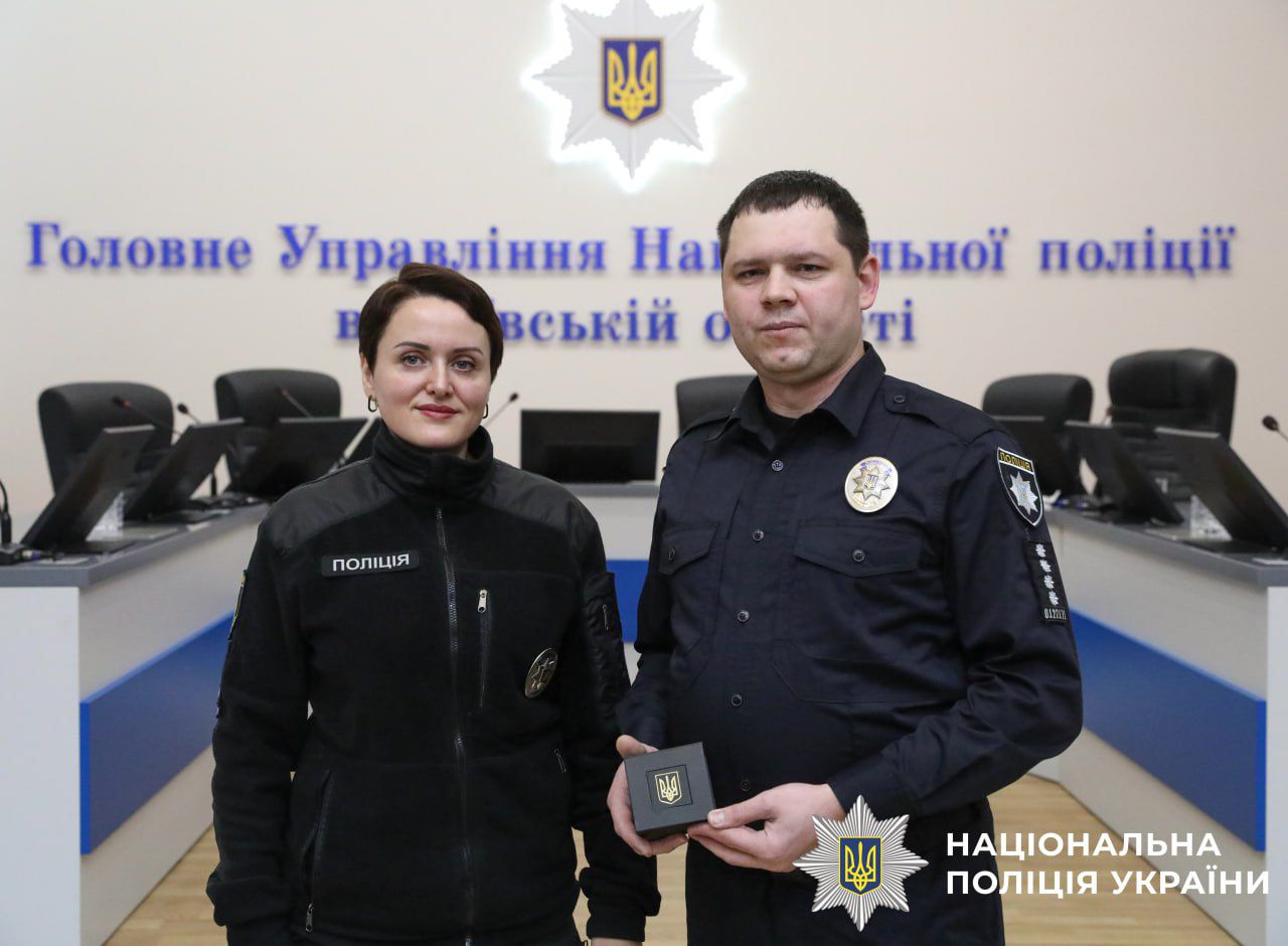 На фото дізнавачі з нагородами.