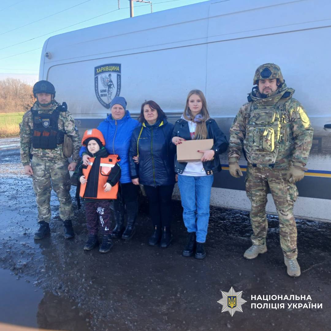 поліцейські Харківщини разом з волонтерами продовжують евакуаційні заходи 