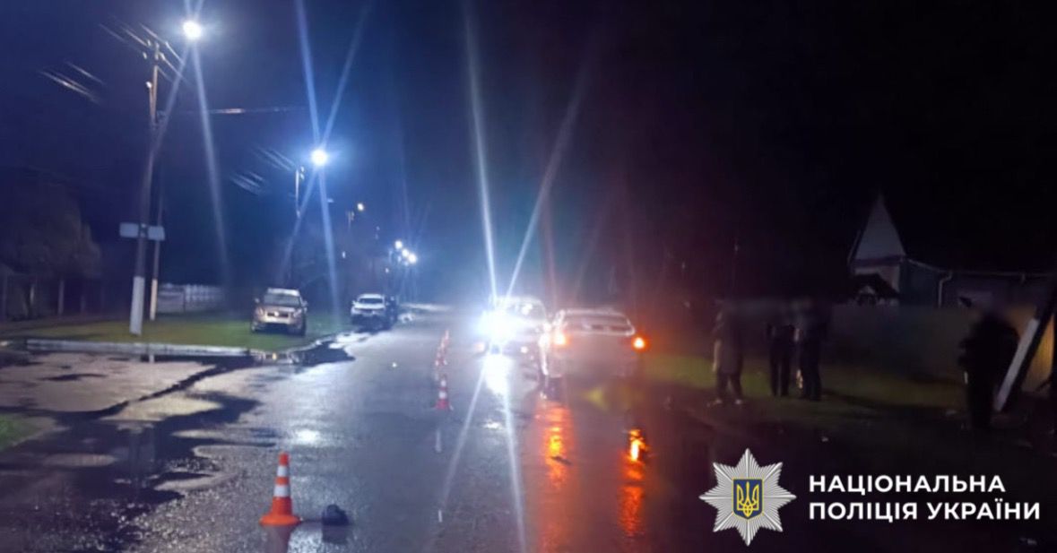 На фото зображено місце скоєння ДТП, де працюють поліцейські.