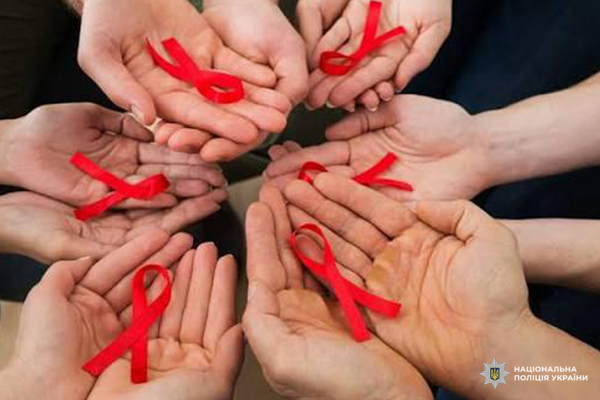 Кілька рук тримають червоні стрічки символ підтримки людей, які живуть з ВІЛ/СНІДом.