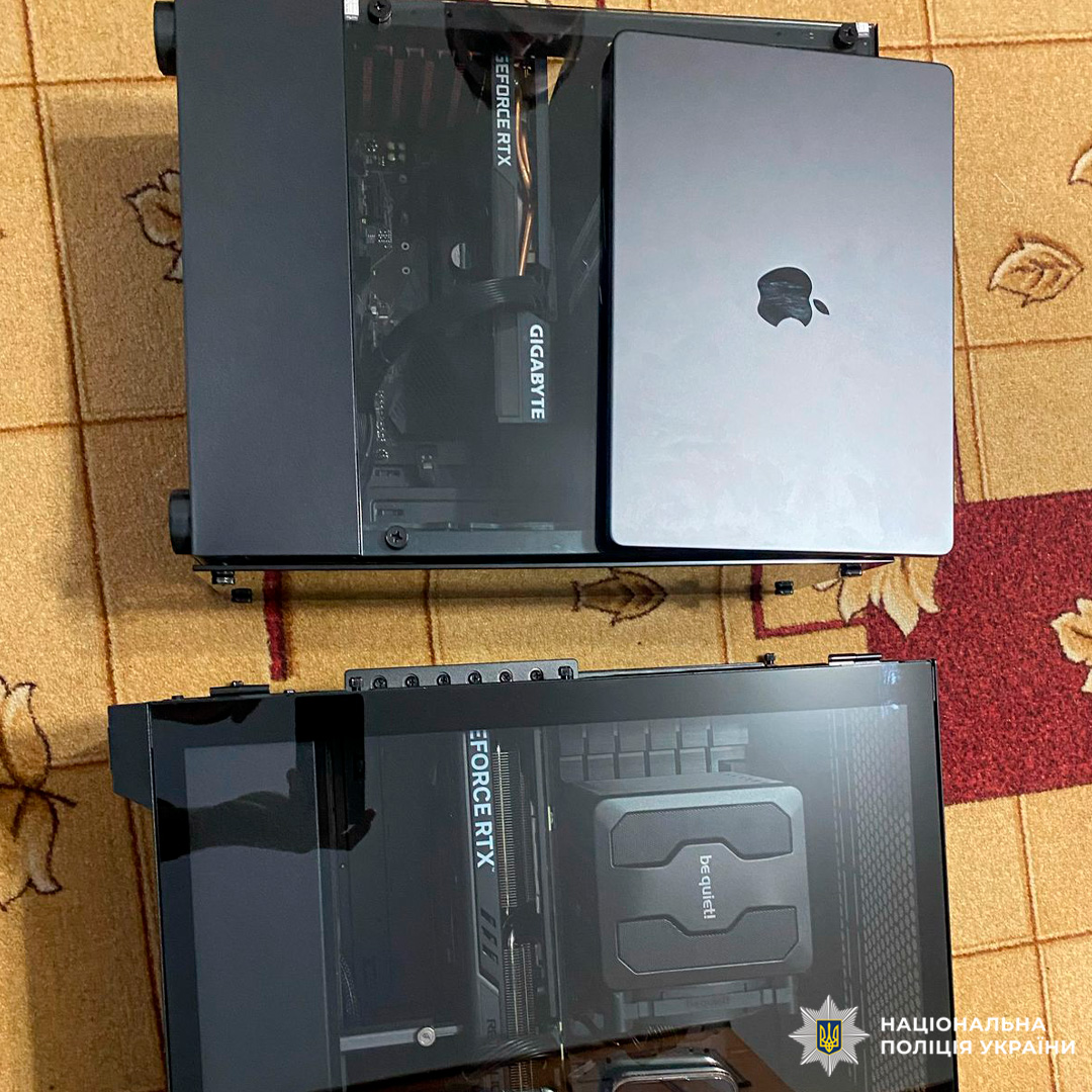 Українська поліція документує цифрові пристрої, що могли стати знаряддям злочину.