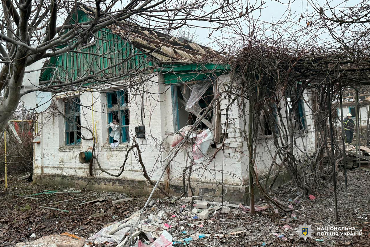 Зруйнований будинок із обваленим дахом і розбитими вікнами. Навколо уламки та хаос.