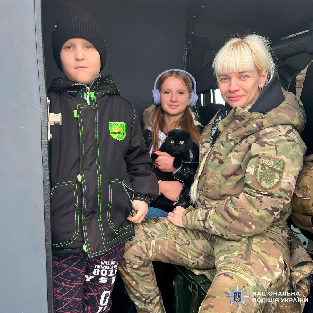 Поліцейська і діти,момент евакуації.