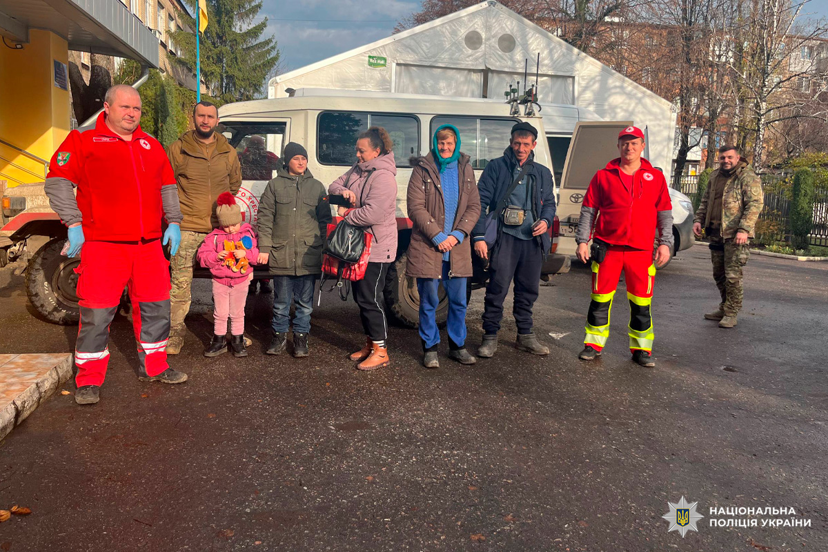 Поліцейські і цивільні з дітьми,момент евакуації.