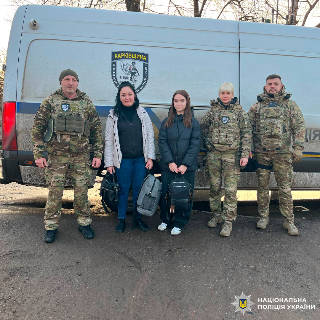 Поліцейські і цивільні,момент евакуації.