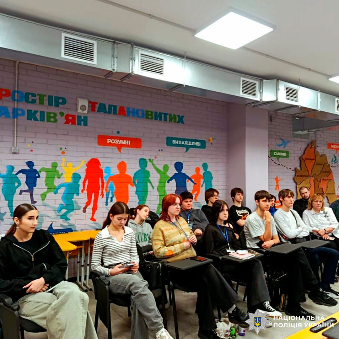 Молодь бере участь у проєкті «Шкільна служба порозуміння»,  в приміщенні з патріотичним настінним оформленням.